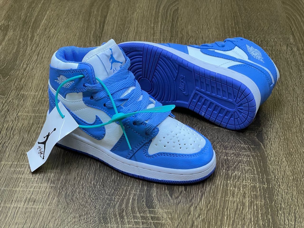 Chaussures hommes femmes enfants de qualité à prix bonbon