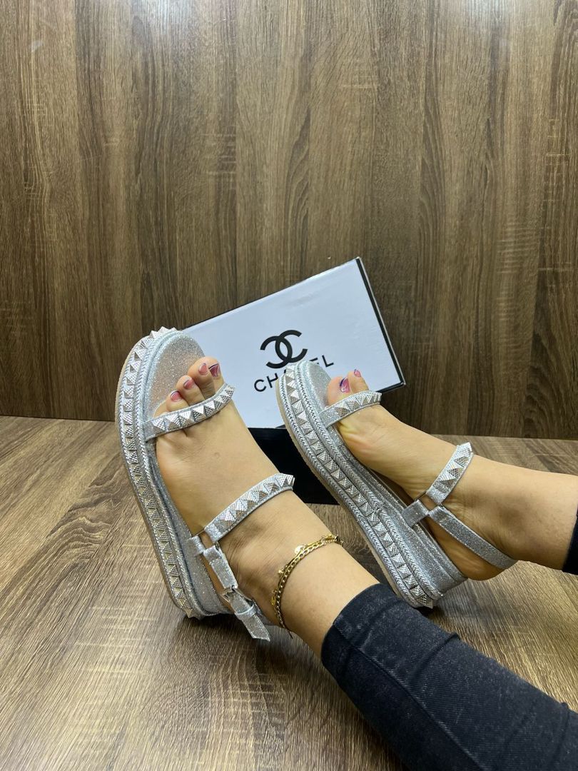 Chaussures hommes femmes enfants de qualité à prix bonbon