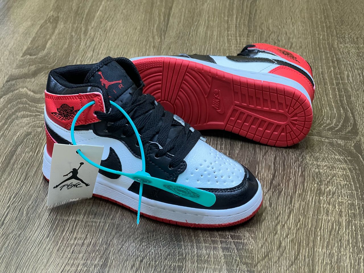 Chaussures hommes femmes enfants de qualité à prix bonbon