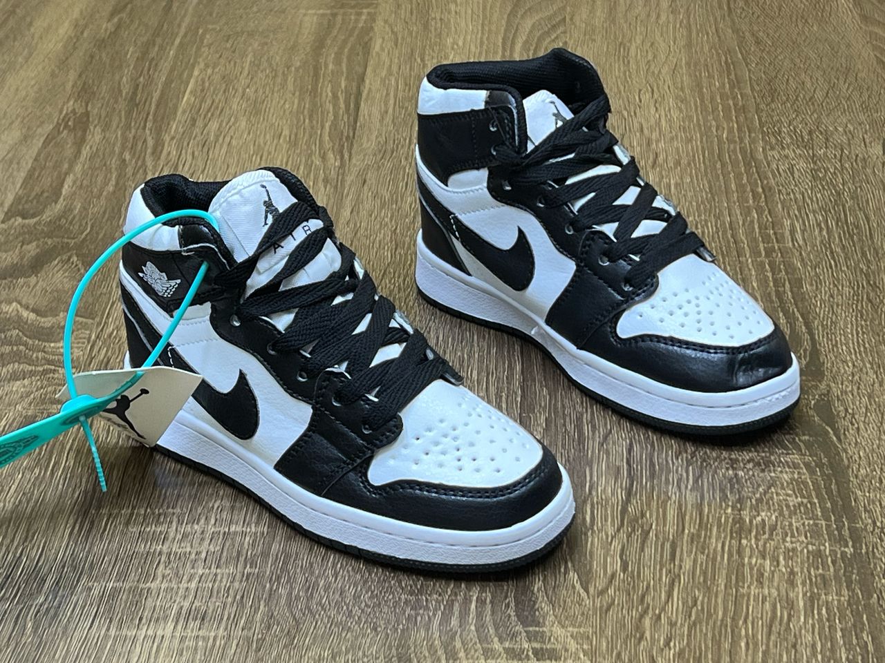 Chaussures hommes femmes enfants de qualité à prix bonbon