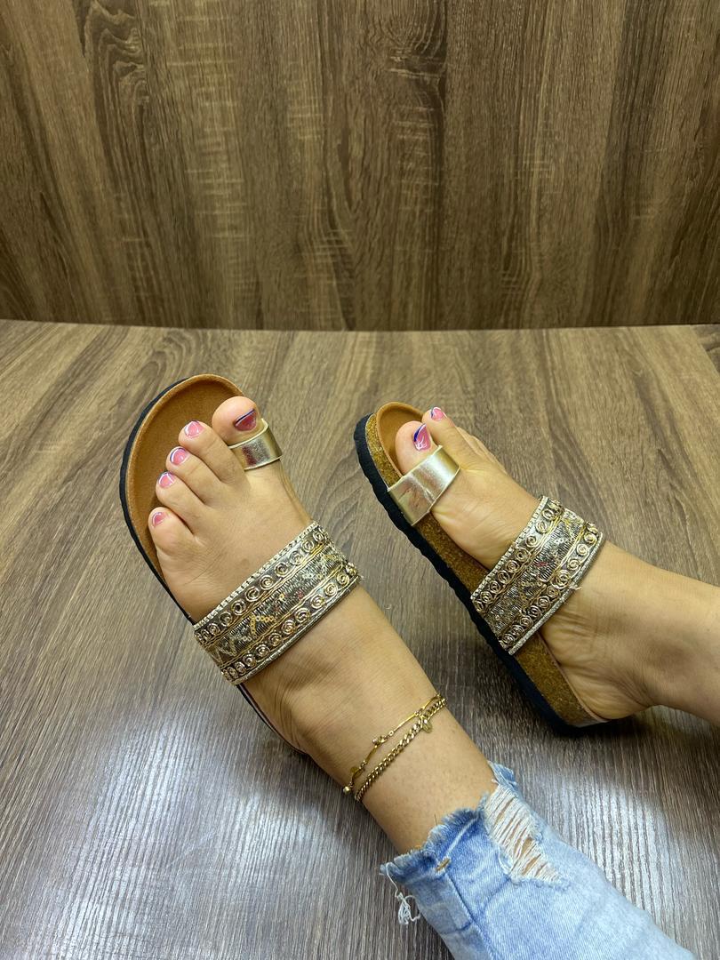 Chaussures hommes femmes enfants de qualité à prix bonbon