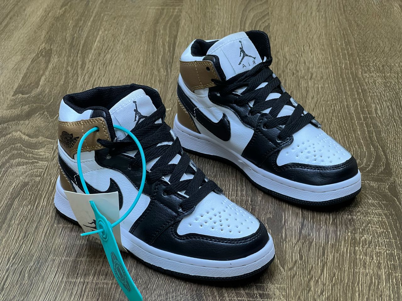 Chaussures hommes femmes enfants de qualité à prix bonbon