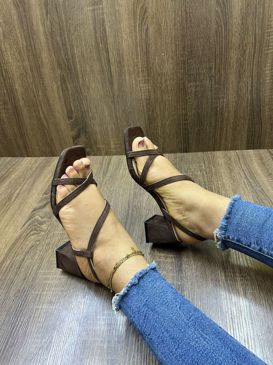 Chaussures hommes femmes enfants de qualité à prix bonbon